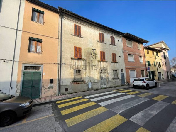esavano in vendita a Chiesina Uzzanese