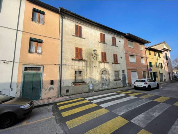 esavano in vendita a Chiesina Uzzanese