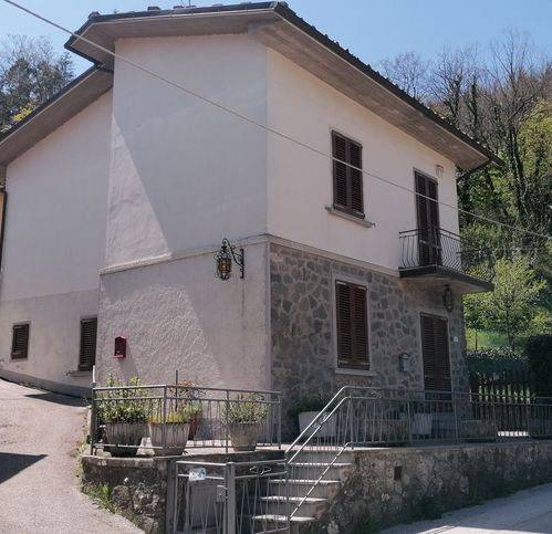 casa indipendente in vendita a San Marcello Piteglio in zona Maresca