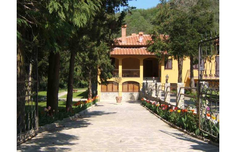 casa indipendente in vendita a Barberino di Mugello in zona Montecarelli.