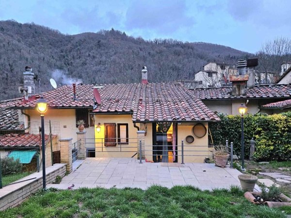 casa indipendente in vendita a Borgo San Lorenzo in zona Salaiole