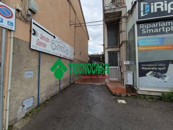 locale commerciale in vendita a Calenzano