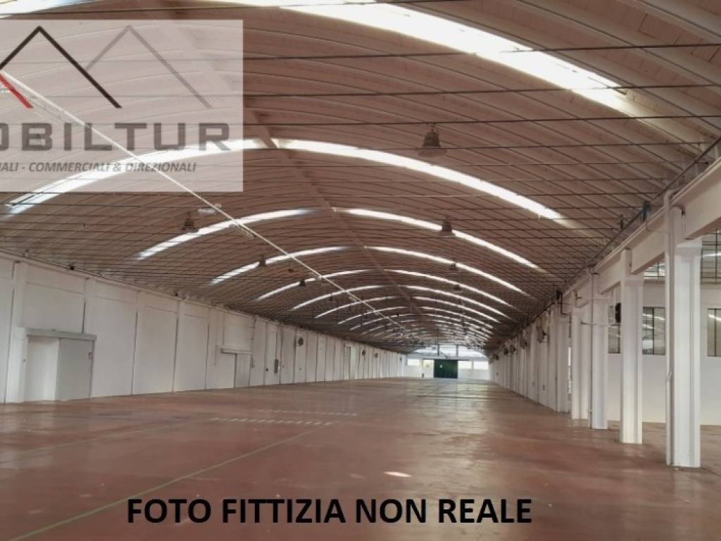 locale commerciale in vendita a Calenzano