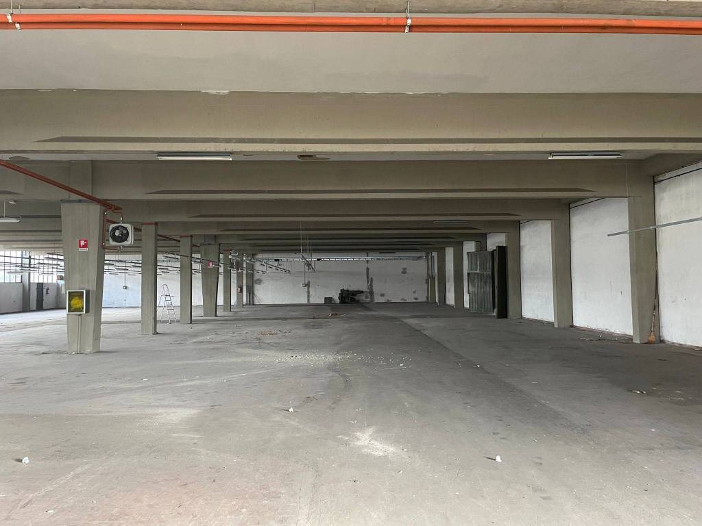 locale commerciale in vendita a Calenzano