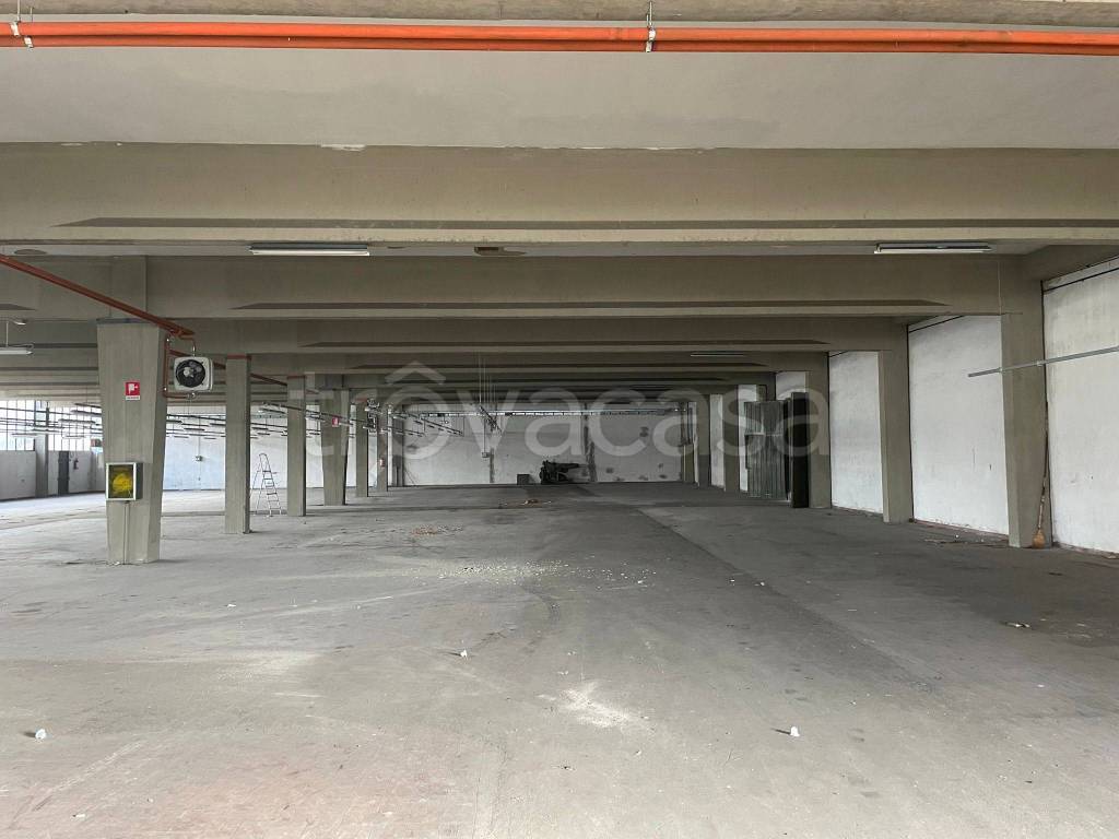 locale commerciale in vendita a Calenzano