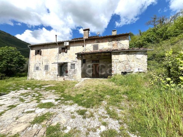 casa indipendente in vendita a Calenzano in zona Secciano