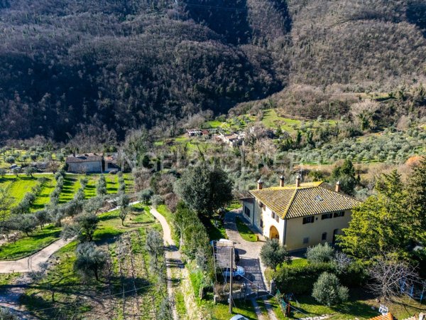 casa indipendente in vendita a Calenzano