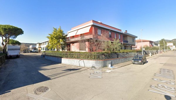 locale di sgombero in vendita a Calenzano
