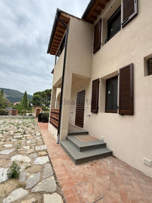 casa indipendente in vendita a Calenzano