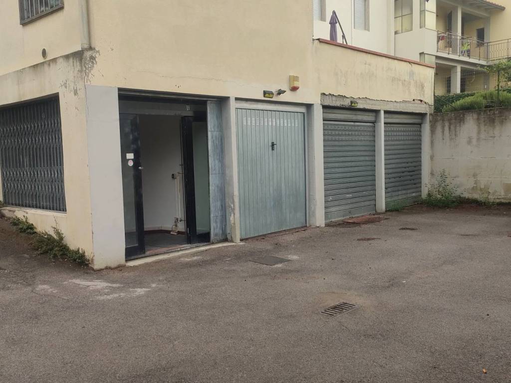 locale commerciale in vendita a Calenzano