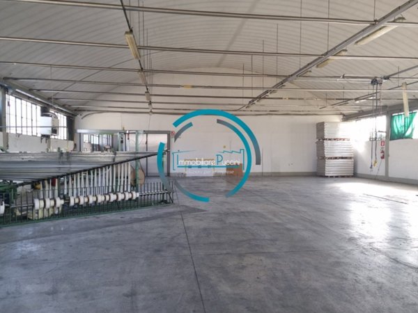 locale commerciale in vendita a Calenzano