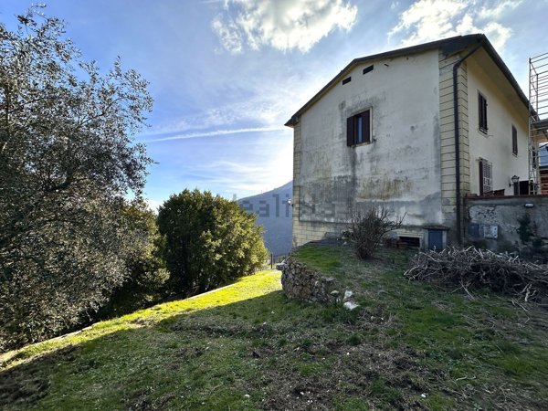 casa indipendente in vendita a Calenzano in zona Secciano
