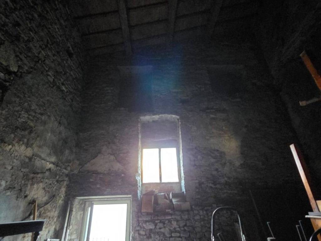 locale commerciale in vendita a Calenzano in zona Croci di Calenzano