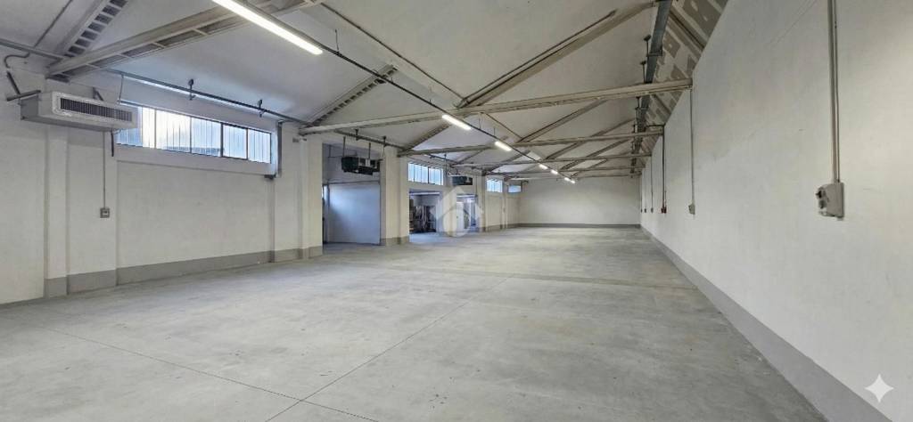 locale commerciale in vendita a Calenzano