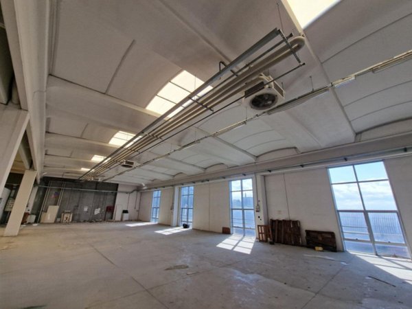 capannone in vendita a Calenzano