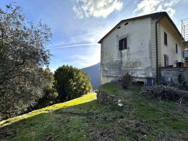 casa indipendente in vendita a Calenzano in zona Secciano