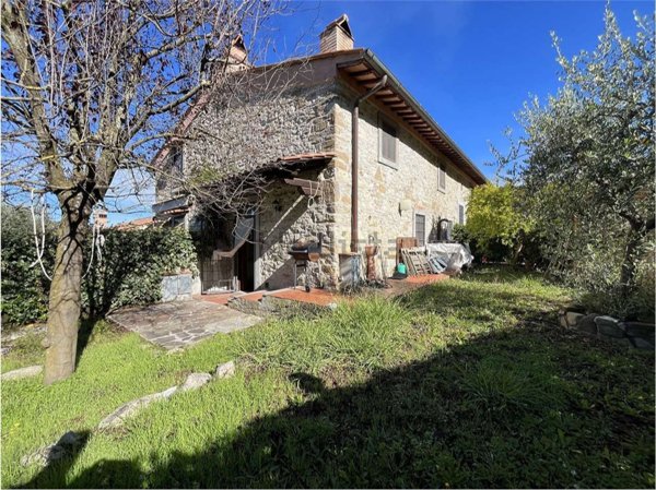 casa indipendente in vendita a Calenzano