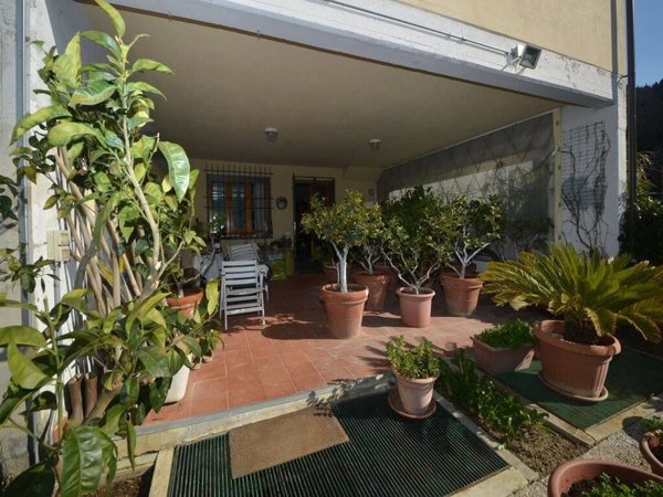 casa indipendente in vendita a Calenzano in zona Settimello