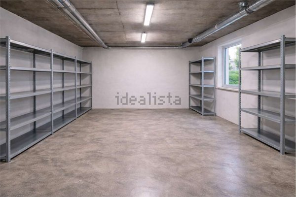 locale di sgombero in vendita a Calenzano