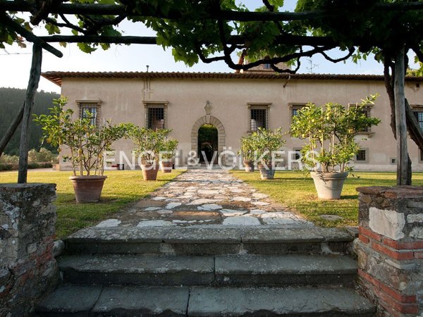 casa indipendente in vendita a Calenzano