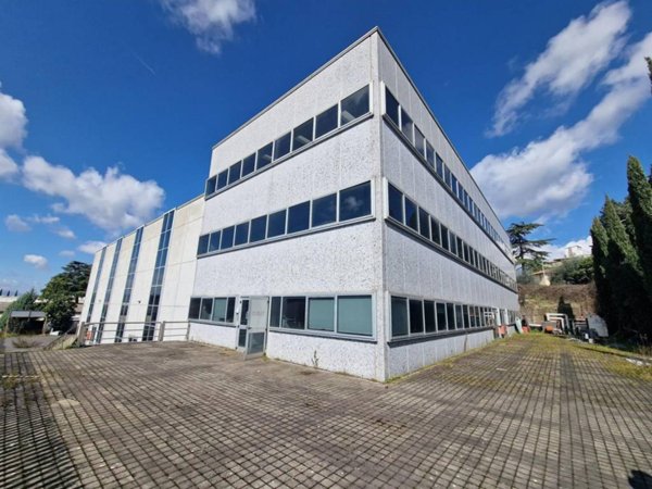 locale commerciale in vendita a Calenzano