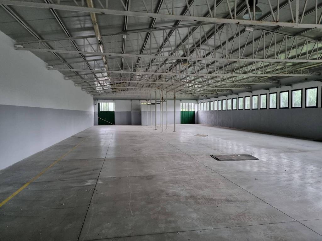 locale commerciale in vendita a Calenzano