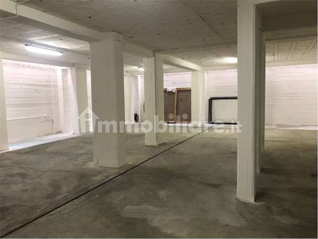 locale commerciale in vendita a Calenzano