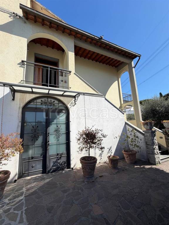 casa indipendente in vendita a Calenzano