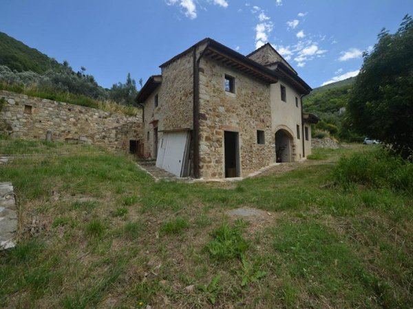 casa indipendente in vendita a Calenzano in zona Leccio