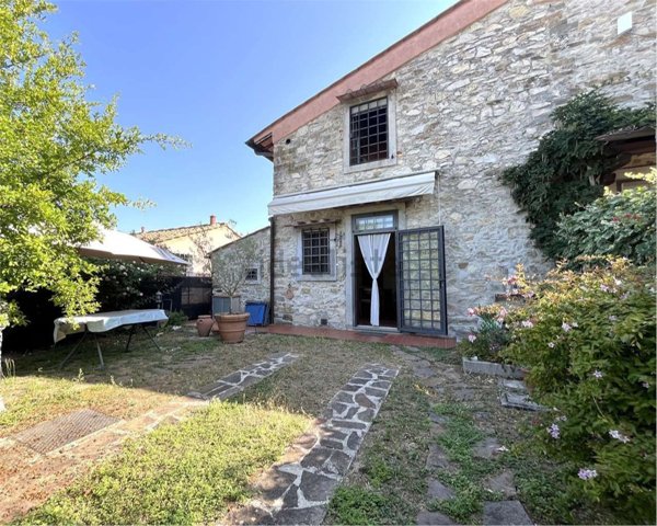 casa indipendente in vendita a Calenzano