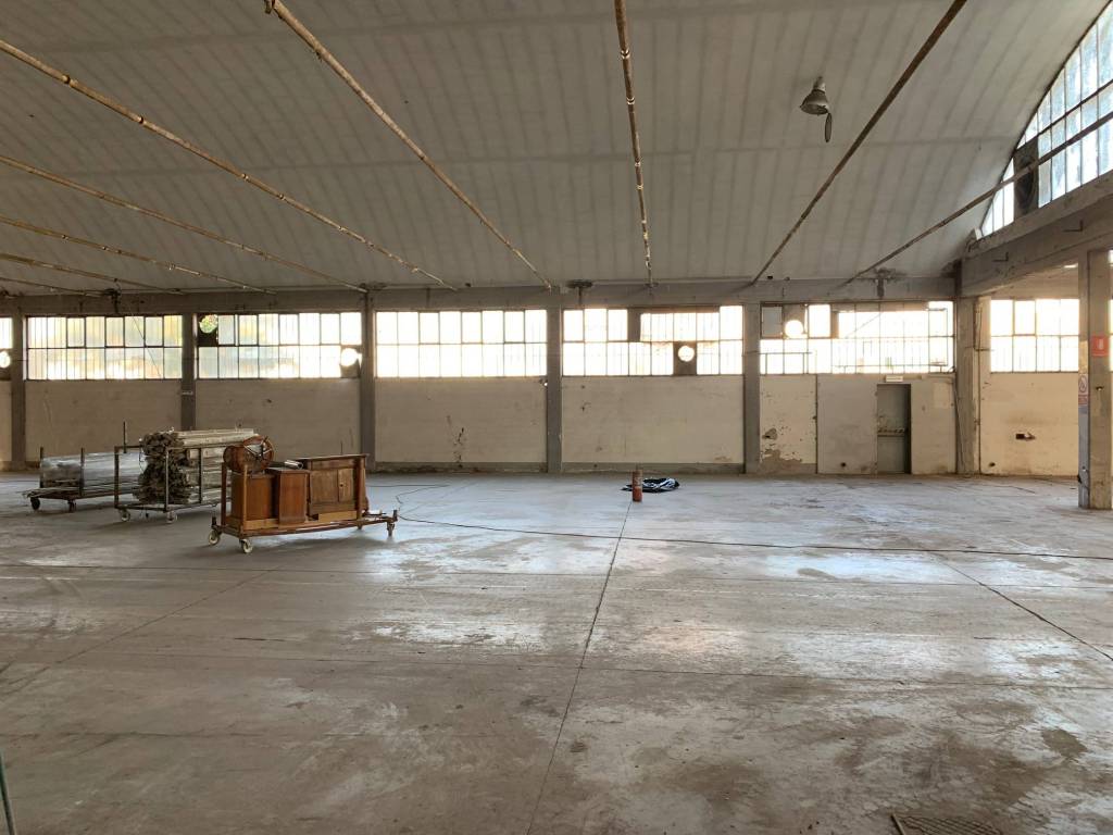 locale commerciale in vendita a Campi Bisenzio in zona Limite
