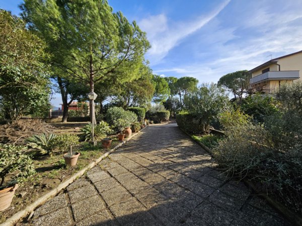 casa indipendente in vendita a Campi Bisenzio