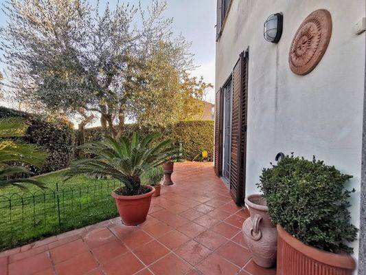 casa indipendente in vendita a Campi Bisenzio in zona Capalle