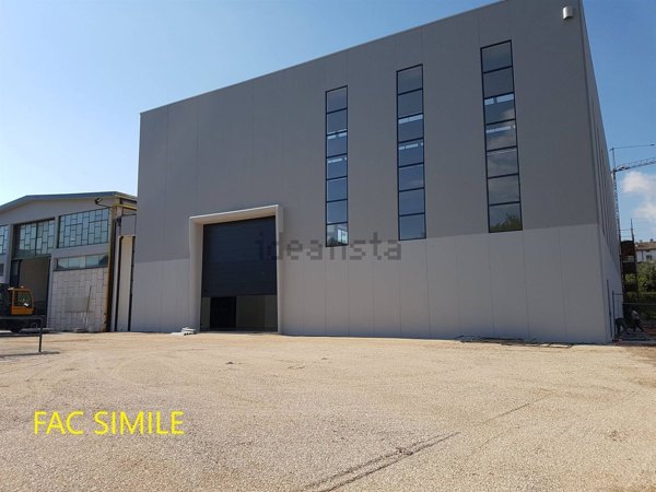 locale di sgombero in vendita a Campi Bisenzio