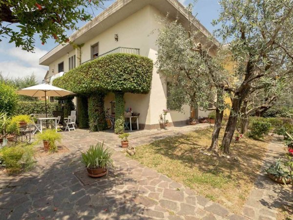 casa indipendente in vendita a Campi Bisenzio