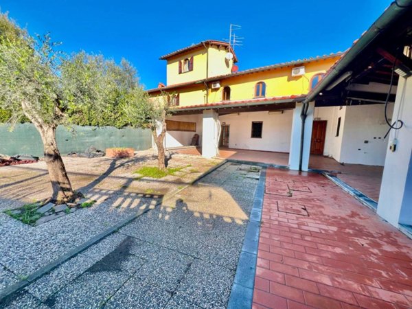 casa indipendente in vendita a Campi Bisenzio
