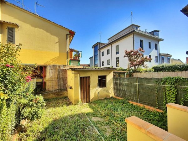 casa indipendente in vendita a Campi Bisenzio