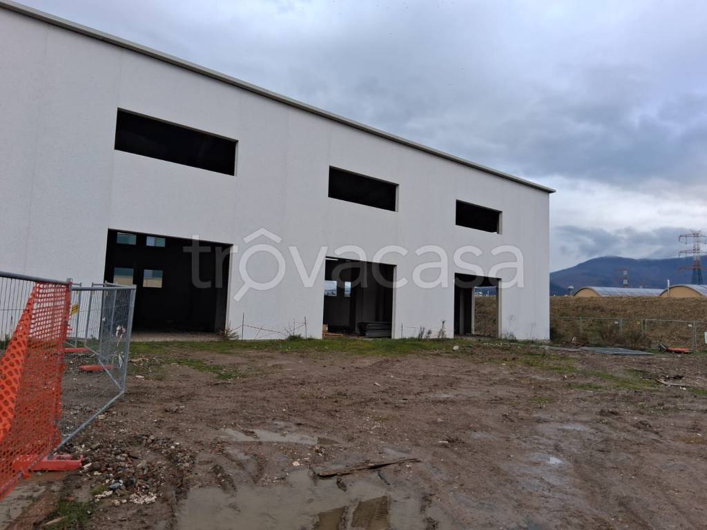 locale commerciale in vendita a Campi Bisenzio