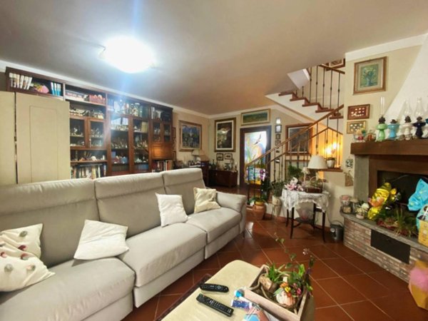 casa indipendente in vendita a Campi Bisenzio