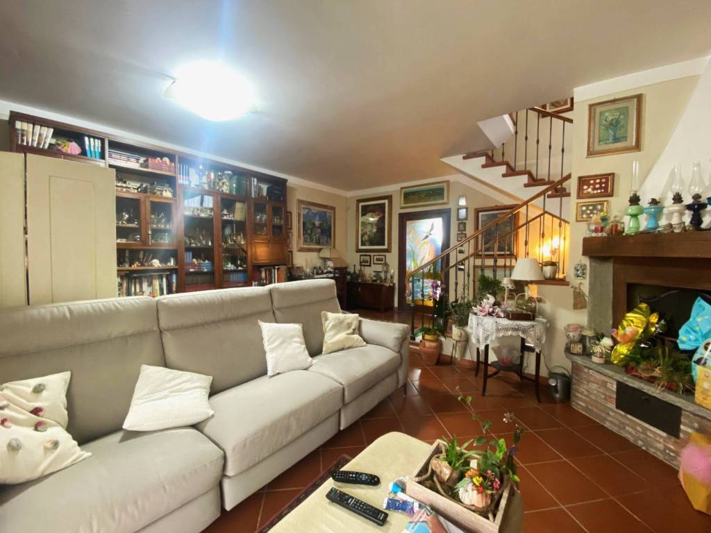 casa indipendente in vendita a Campi Bisenzio