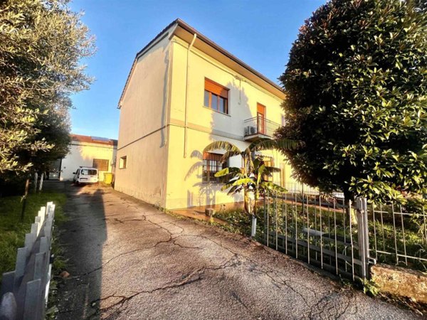 casa indipendente in vendita a Campi Bisenzio in zona Capalle