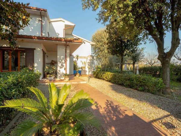 casa indipendente in vendita a Campi Bisenzio