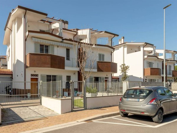 casa indipendente in vendita a Campi Bisenzio in zona Capalle