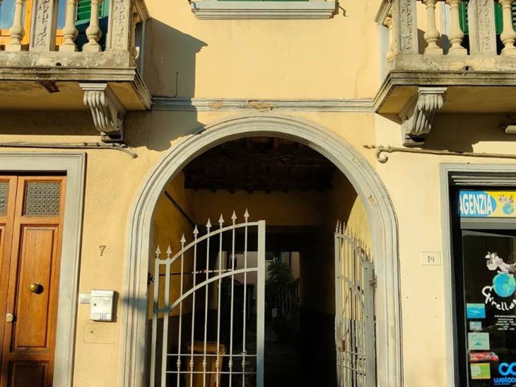casa indipendente in vendita a Campi Bisenzio