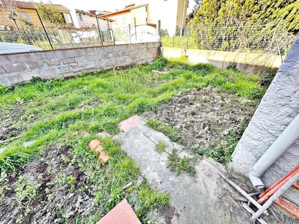casa indipendente in vendita a Campi Bisenzio