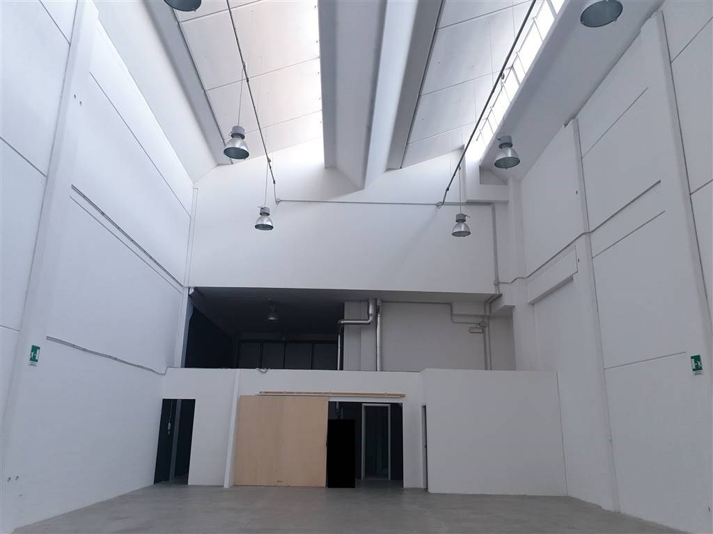 locale commerciale in vendita a Campi Bisenzio in zona Capalle