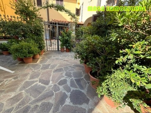casa indipendente in vendita a Campi Bisenzio in zona San Donnino