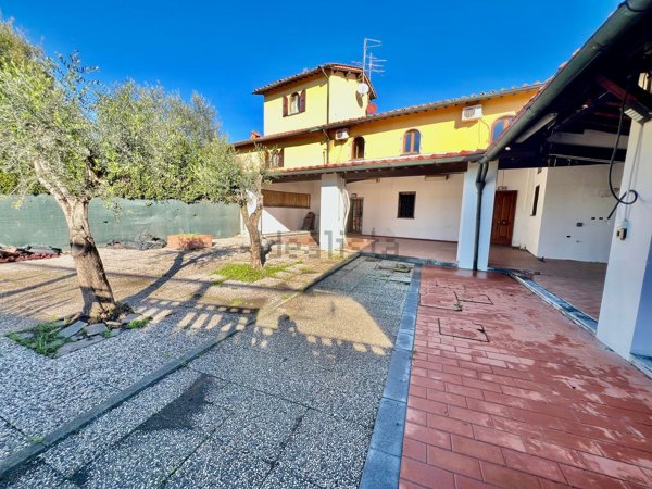 casa indipendente in vendita a Campi Bisenzio