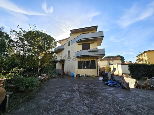 casa indipendente in vendita a Campi Bisenzio