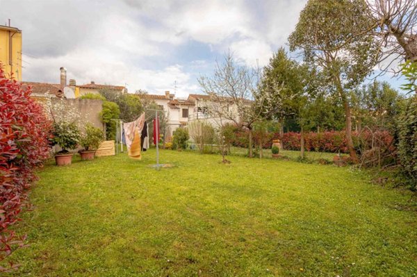 casa indipendente in vendita a Campi Bisenzio